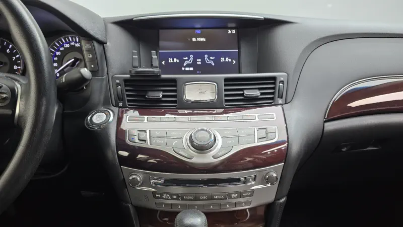 Infiniti Q70