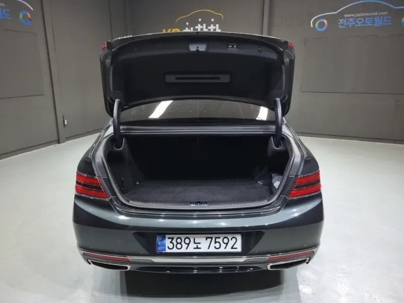 Genesis G90
