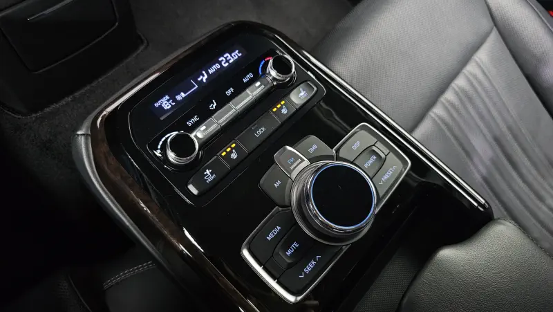 Genesis EQ900