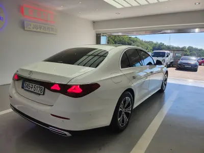 Mercedes-Benz E-Class 2