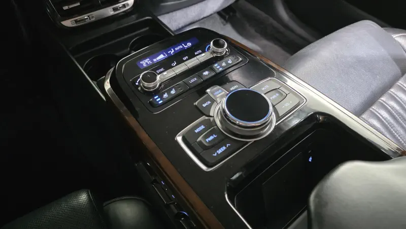 Genesis EQ900