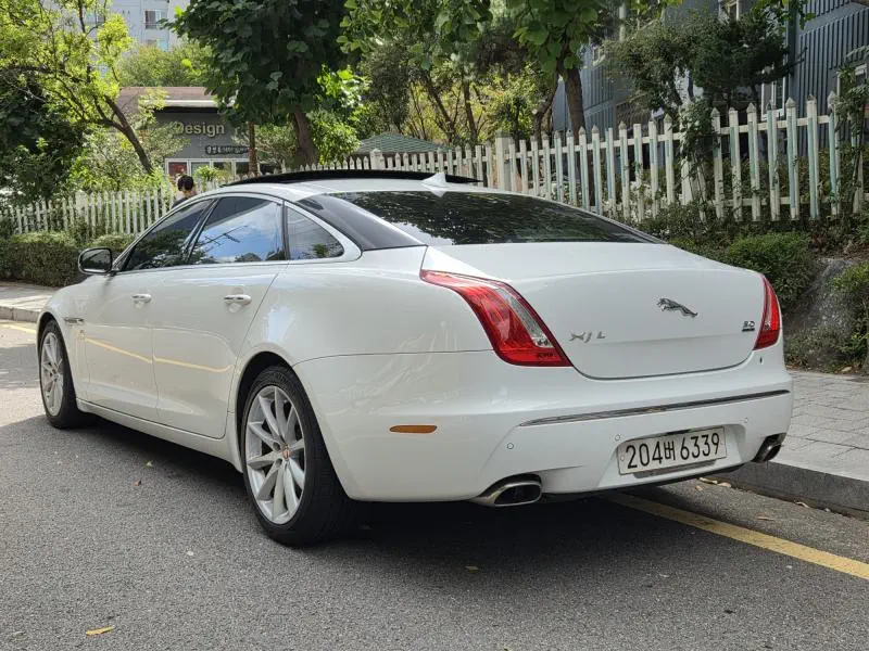 Jaguar XJ