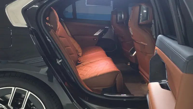 BMW i7