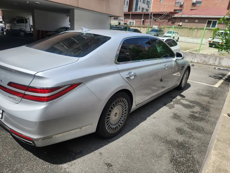 Genesis G90
