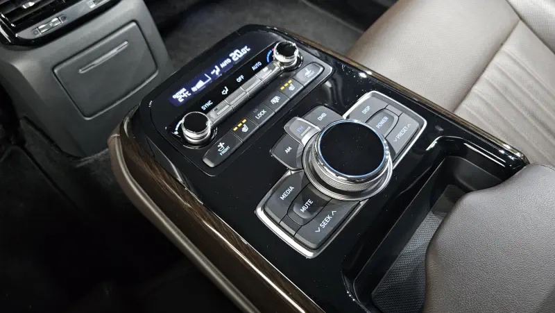 Genesis EQ900