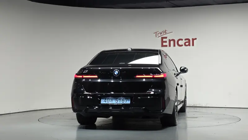 BMW i7