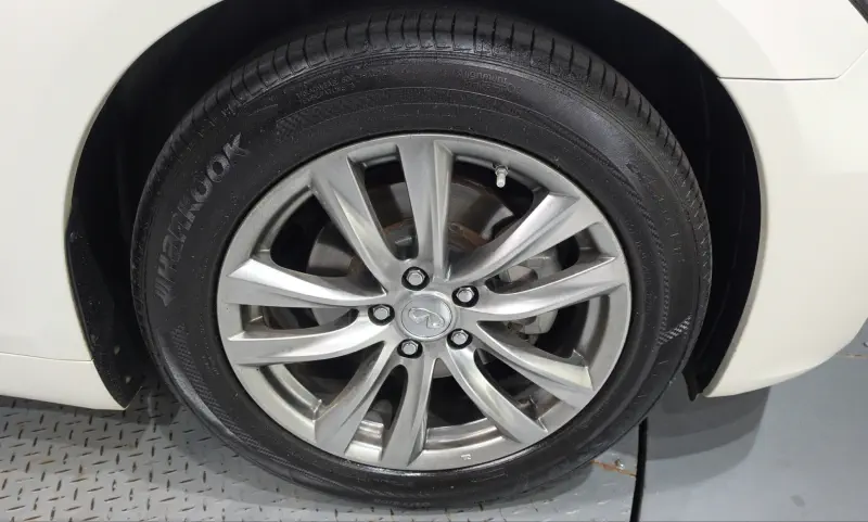 Infiniti Q70