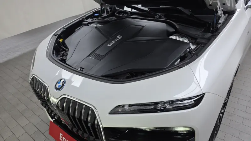 BMW i7