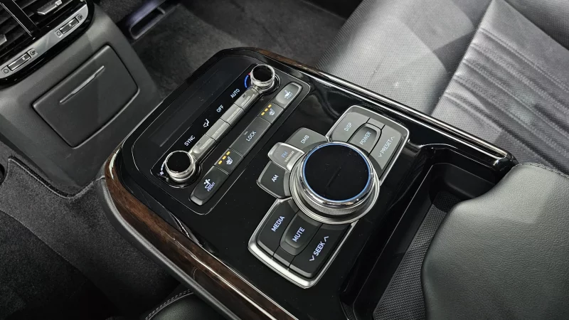 Genesis EQ900