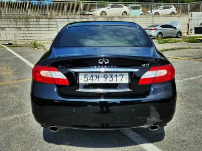 Infiniti M