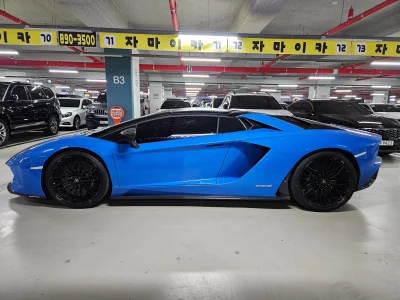 Lamborghini AVENTADOR