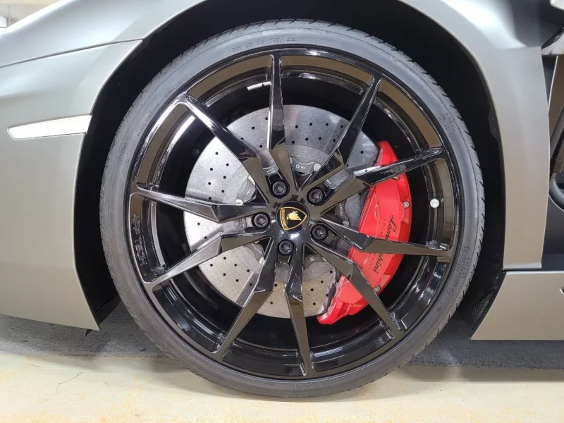 Lamborghini AVENTADOR