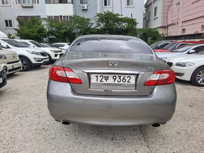 Infiniti M