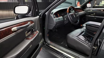 Lincoln TOWN CAR