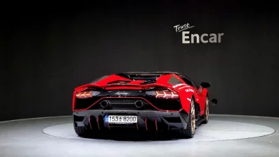 Lamborghini AVENTADOR