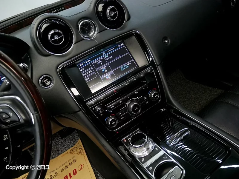 Jaguar XJ
