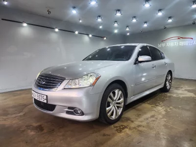 Infiniti M