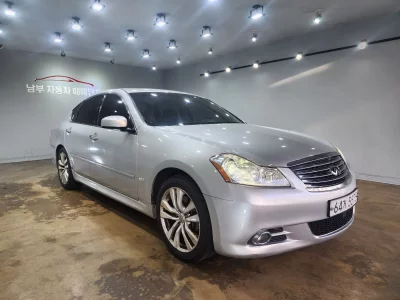 Infiniti M