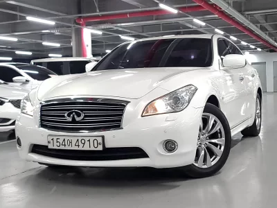 Infiniti M