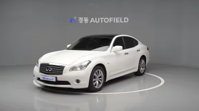 Infiniti M