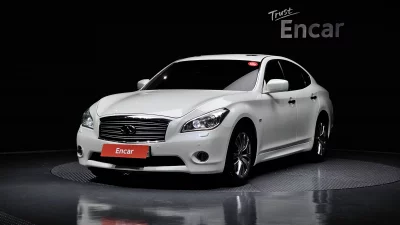 Infiniti M