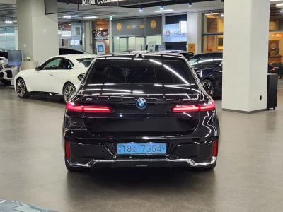 BMW i7