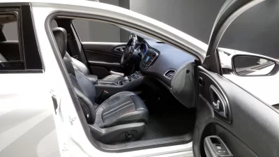 Chrysler 200